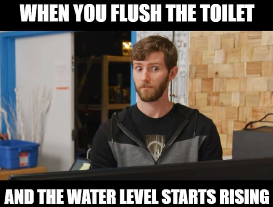 Tirer la chasse d'eau des toilettes Linus Tech Tips Meme