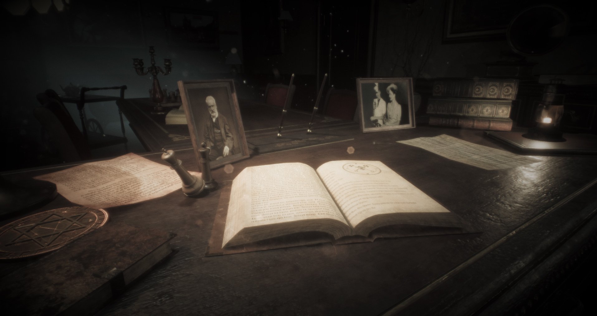 vieille table jonchée d'objets vintage.  Deux photographies, une avec un homme plus âgé arborant une barbe blanche, une autre avec deux femmes vêtues de vêtements du Xe siècle. 