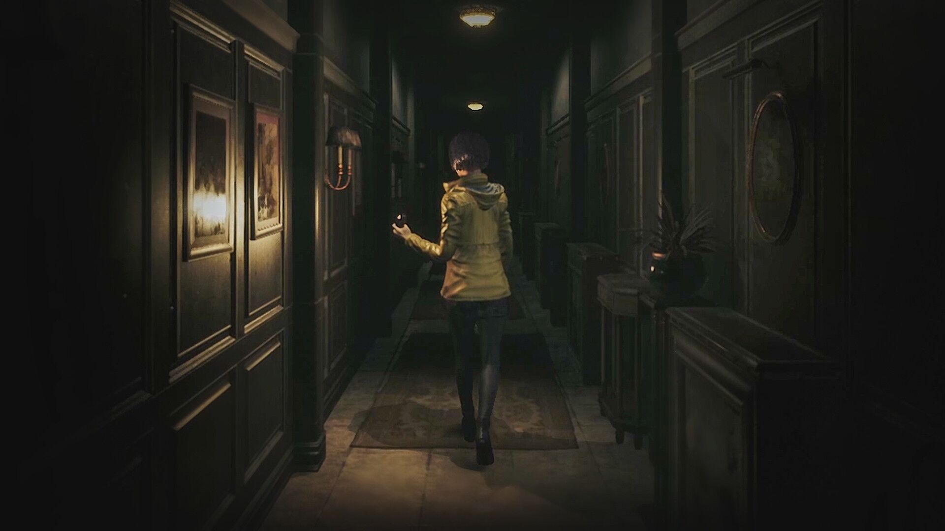 Une femme marche dans un couloir